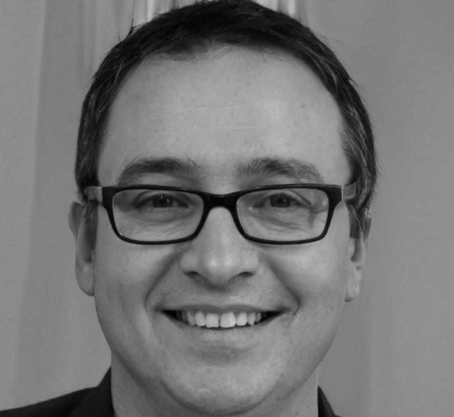 Retrato de Andrés Molina, especialista en estilismo corporativo